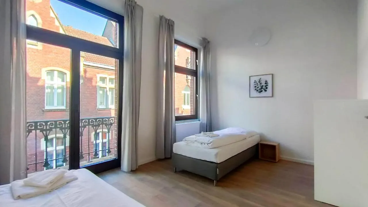 Raj Living - City Apartments With 2 , 3 And 6 Rooms - 15 Min To Messe Dus And Old Town Dus Dusseldorf