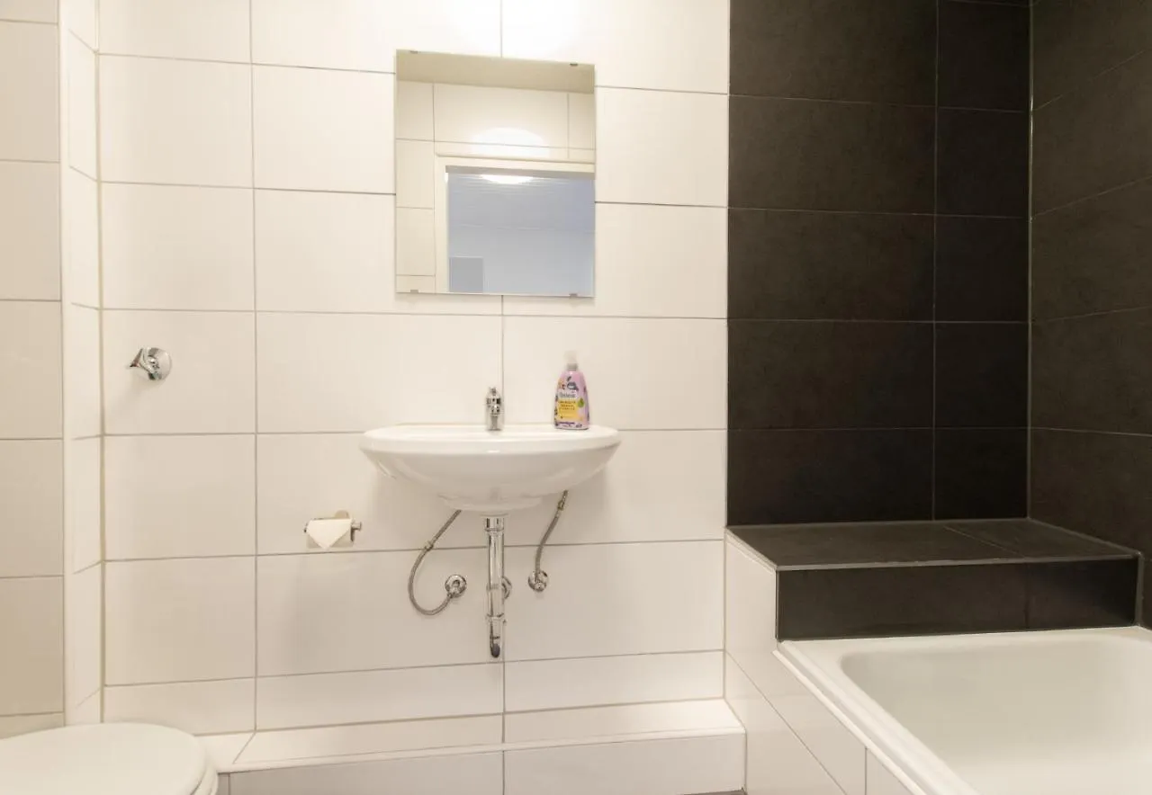 Raj Living - City Apartments With 2 , 3 And 6 Rooms - 15 Min To Messe Dus And Old Town Dus Dusseldorf 0*,  Germany