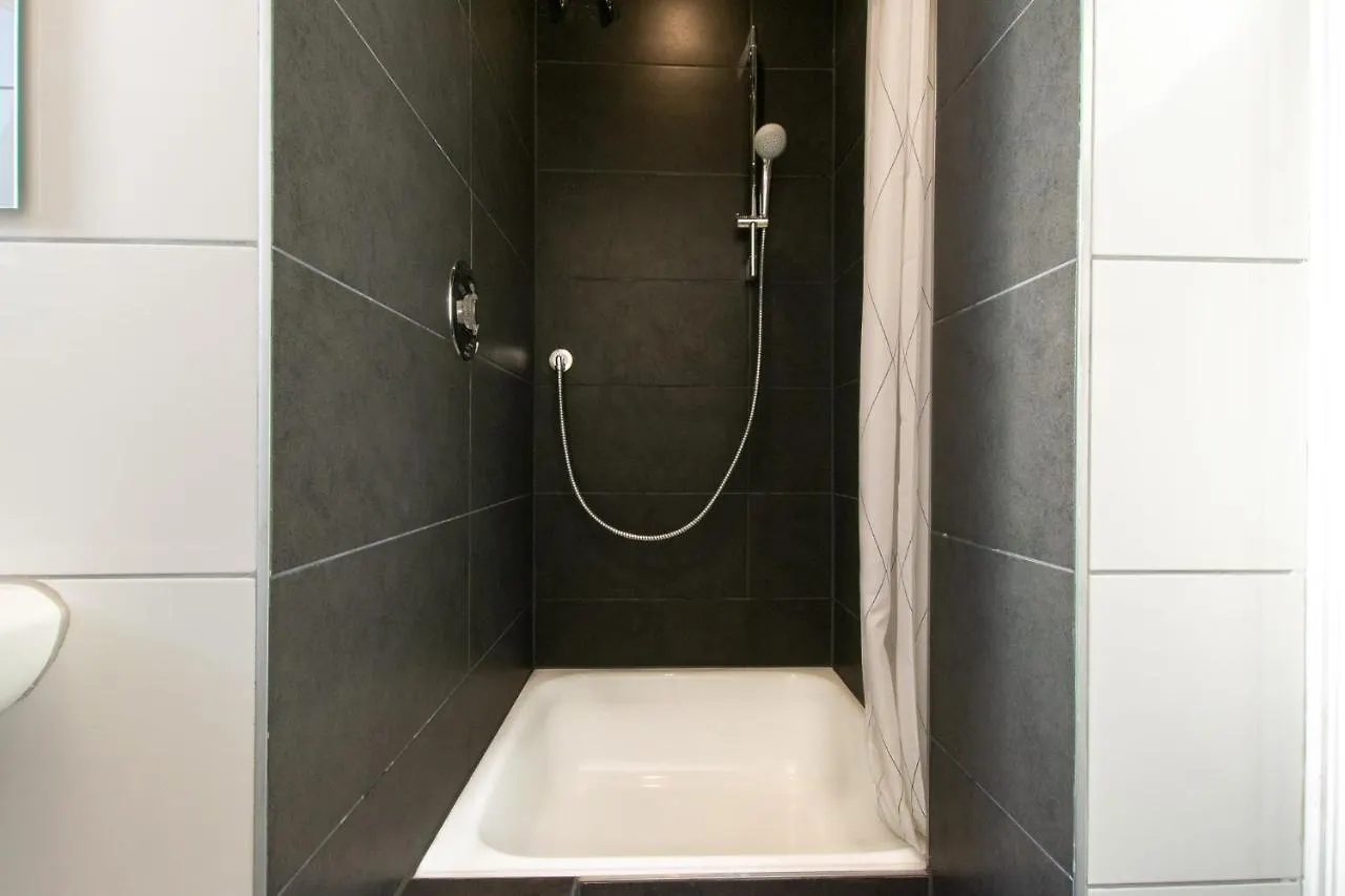 Raj Living - City Apartments With 2 , 3 And 6 Rooms - 15 Min To Messe Dus And Old Town Dus Dusseldorf