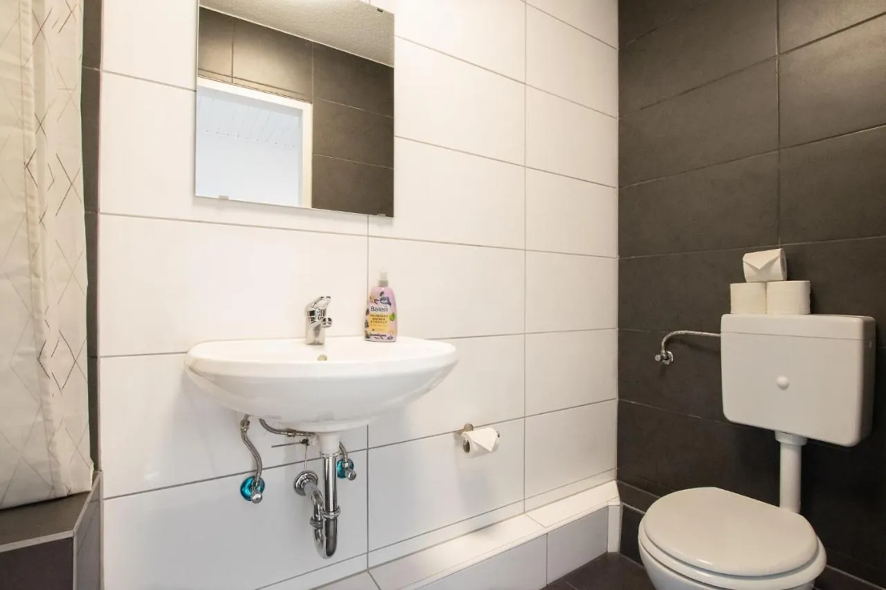 Raj Living - City Apartments With 2 , 3 And 6 Rooms - 15 Min To Messe Dus And Old Town Dus Dusseldorf