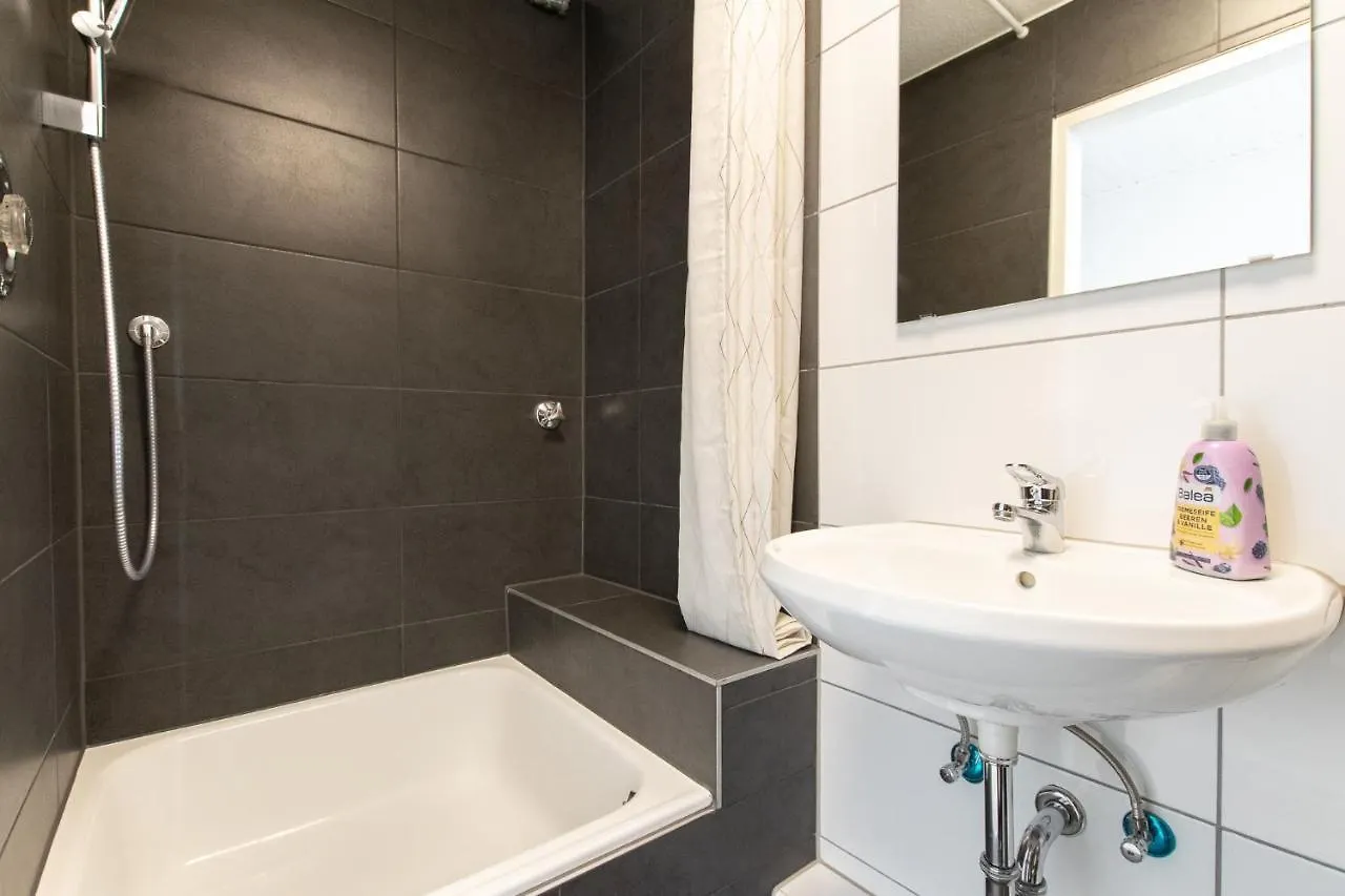 Raj Living - City Apartments With 2 , 3 And 6 Rooms - 15 Min To Messe Dus And Old Town Dus Dusseldorf