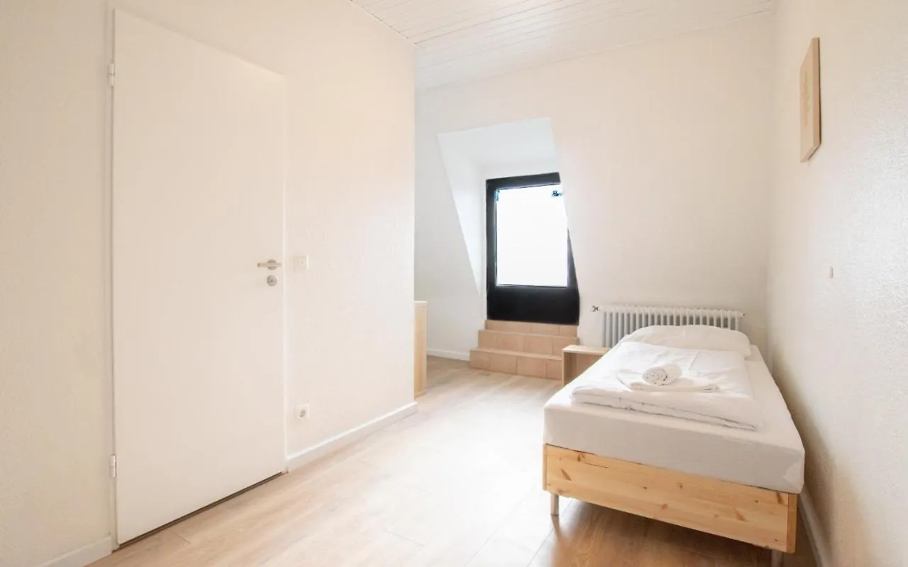 Raj Living - City Apartments With 2 , 3 And 6 Rooms - 15 Min To Messe Dus And Old Town Dus Dusseldorf 0*,  Germany