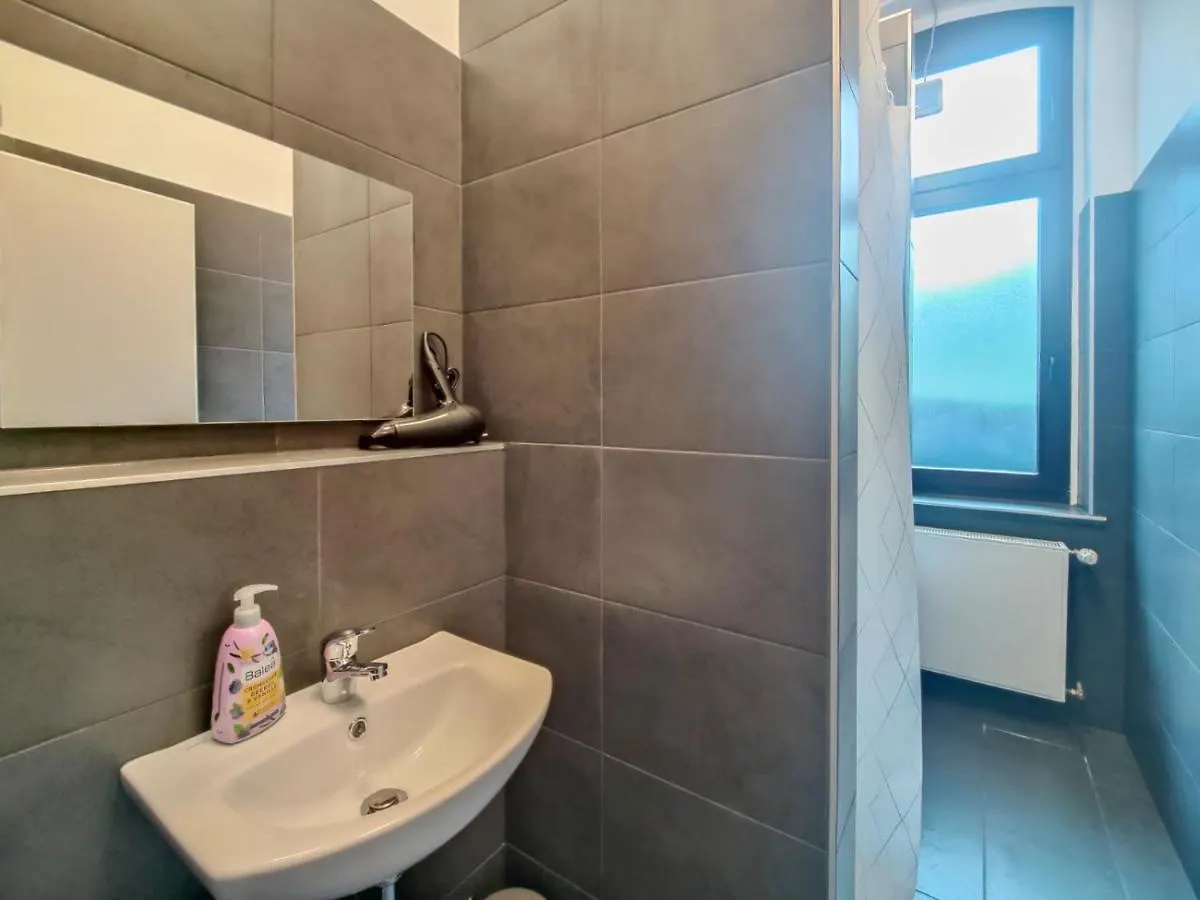 Raj Living - City Apartments With 2 , 3 And 6 Rooms - 15 Min To Messe Dus And Old Town Dus Dusseldorf
