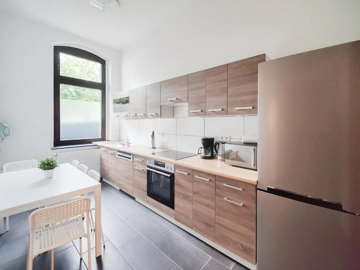Raj Living - City Apartments With 2 , 3 And 6 Rooms - 15 Min To Messe Dus And Old Town Dus Dusseldorf